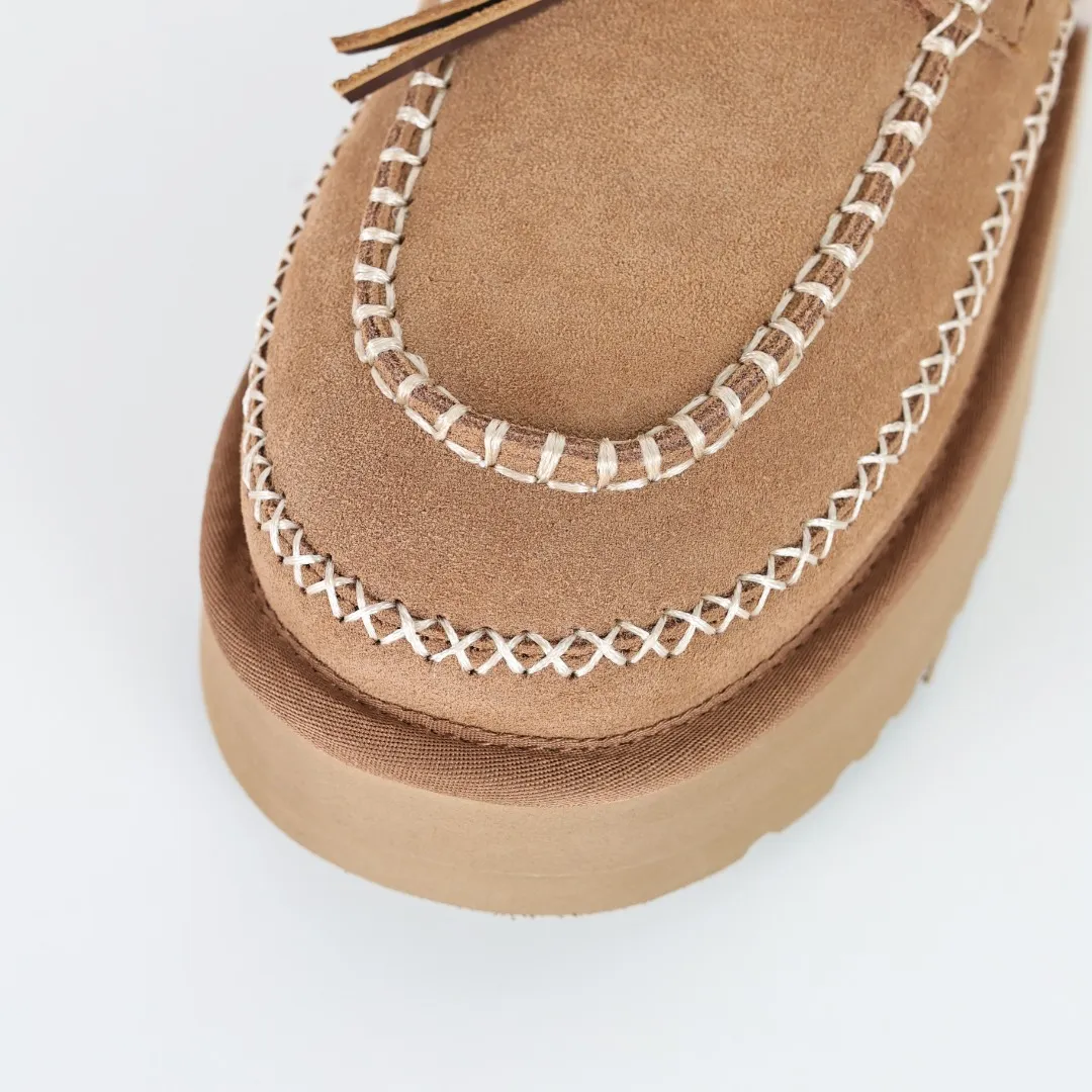 Pick up locally 💰580 Core recommendation with good price It is a very suitable choice for keeping warm in winter and at home. In the new year, uug has launched a series of styles, which are partial to the preferences of young consumers and have also moved to the forefront of fashion trends. Shoe body material Water-repellent coated suede upper 17mm UGGPURE™ implanted wool insole Lightweight non-slip comfortable rubber outsole With brand LOGO trademark Comes with a full set of packaging Size: 35 36 37 38 39 40